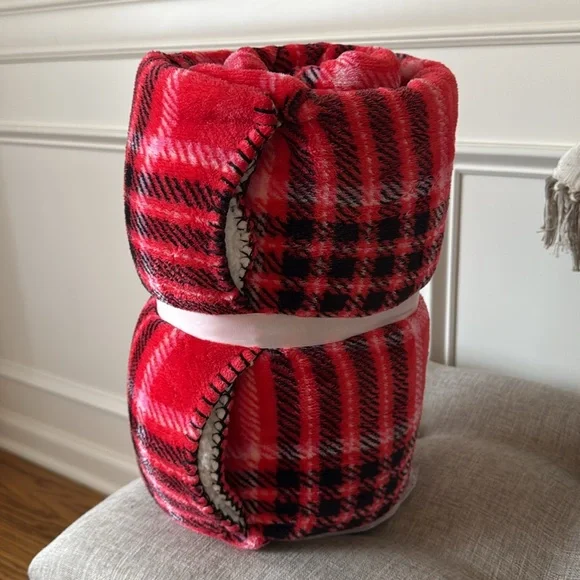NWT, Victoria Secret plush blanket. - Picture 2 of 4